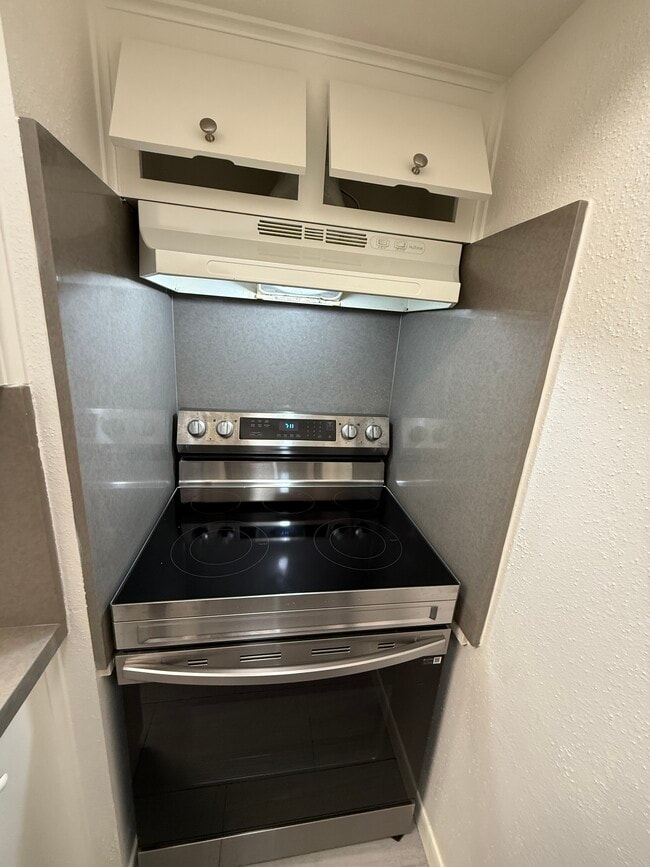 Building Photo - 2121 Fountain View Dr