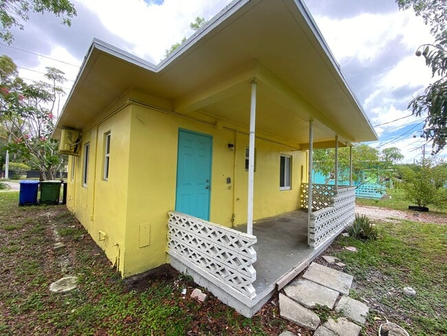 Building Photo - Freshly painted 2/1 block house with central A/C