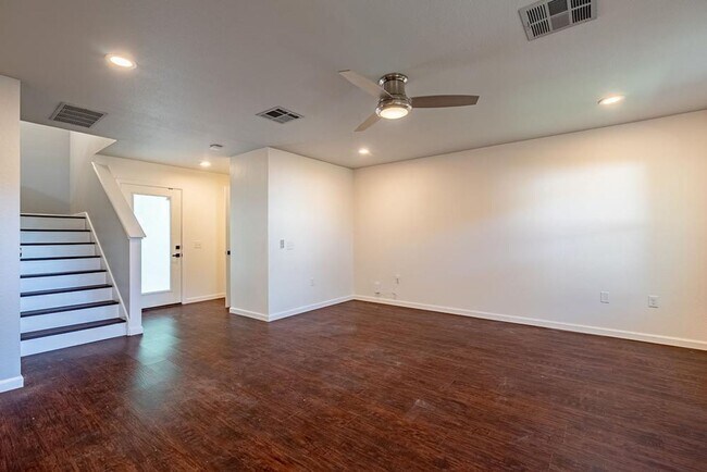 Building Photo - Stunning 3 Bedrooms, 2.5 Bathrooms Home in...