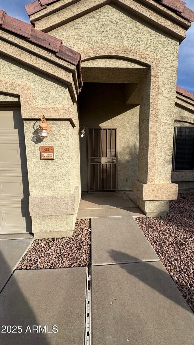 Foto del edificio - 13002 W Hearn Rd