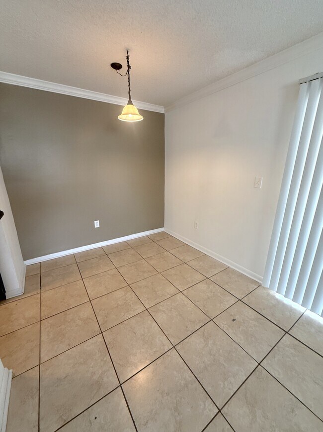 Building Photo - 2557 N Alafaya Trail