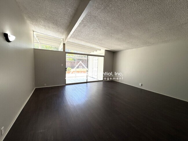 Foto del edificio - Mid-Century Modern 3bd/2ba Near Madison & ...