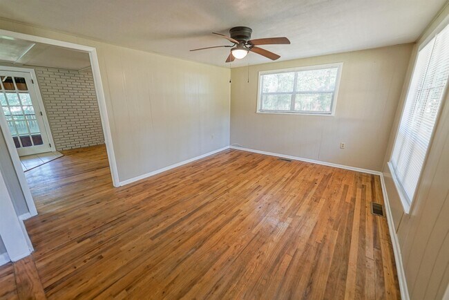 Building Photo - 3498 Frontier Rd