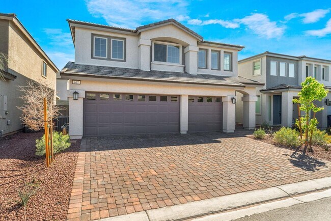 Building Photo - Beautiful & Spacious 4 Bedroom Home locate...