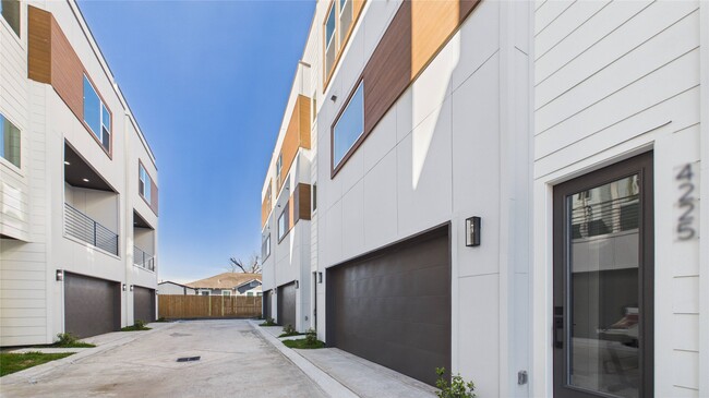 Foto del edificio - 2417 Harrington St