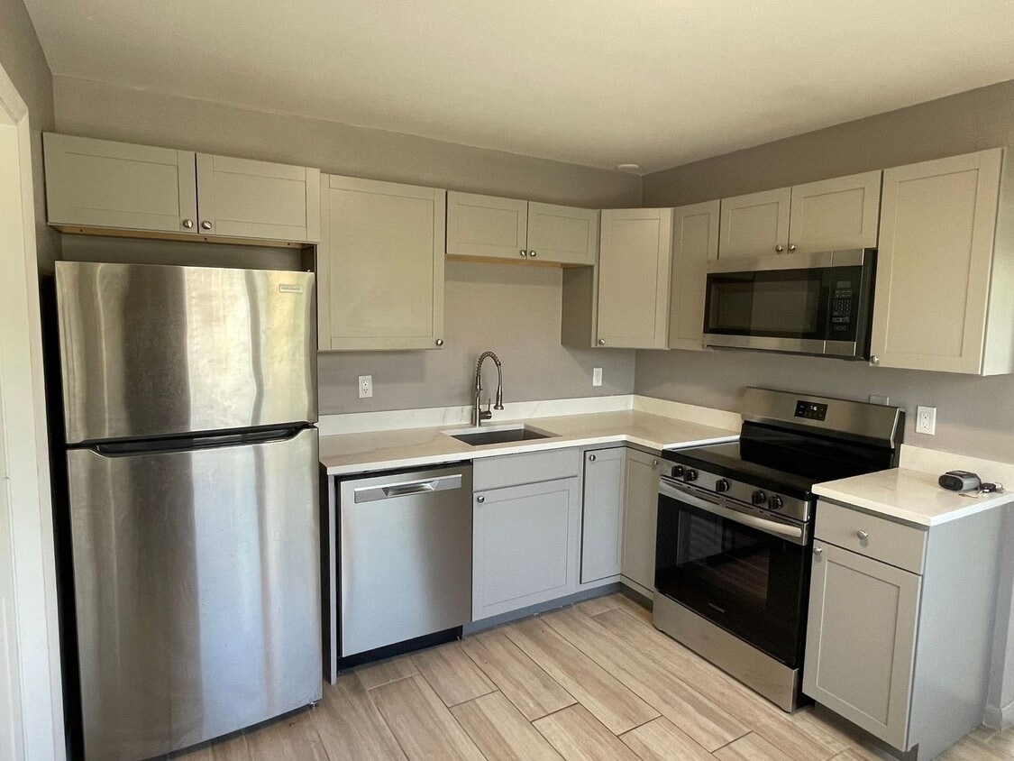 Foto principal - Now Leasing: Spacious 2-bedroom / 1-bath A...