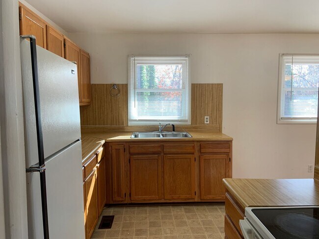 Foto del edificio - 3 BR House w/ Fenced-in Yard Convenient to...