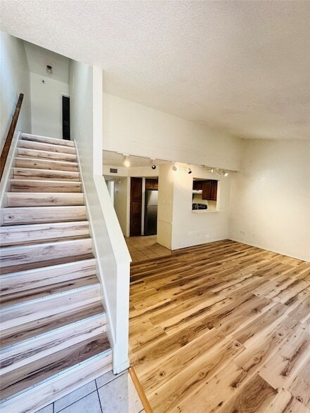 Building Photo - 1322 Bluffview Dr