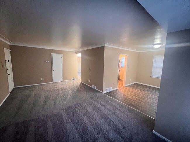 Building Photo - Bright, Clean 1 bed/1 bath in Harper Woods