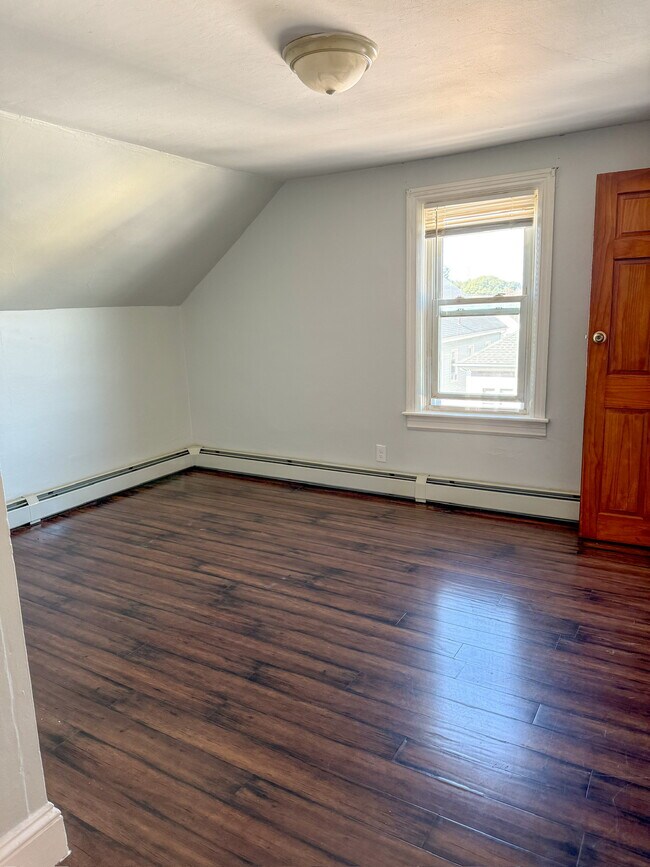 Ángulo 2 de la sala de estar - 62 Fourth St