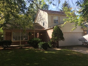 Building Photo - 8048 Lake Crest Dr