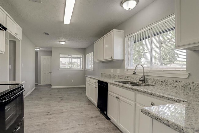 Foto del edificio - 9303 Woodlyn Rd