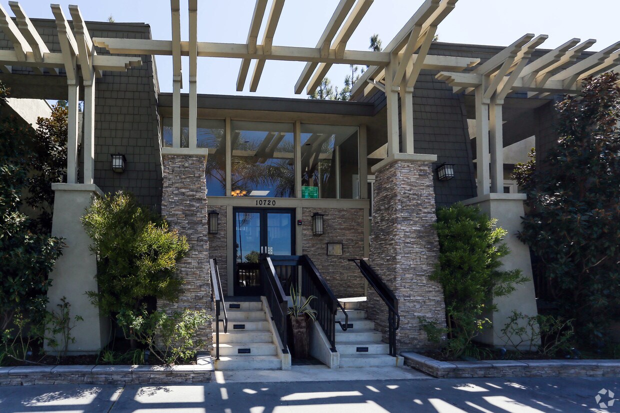 Stonewood Village Apartments in Downey, CA