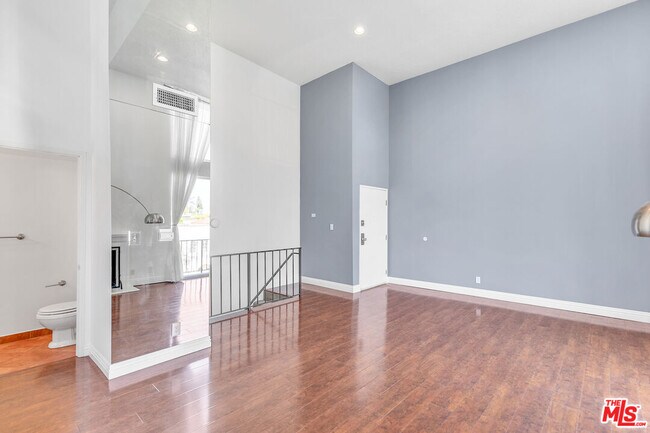 Building Photo - 815 N Las Palmas Ave