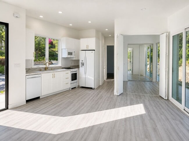 Building Photo - 4724 El Caballero Dr