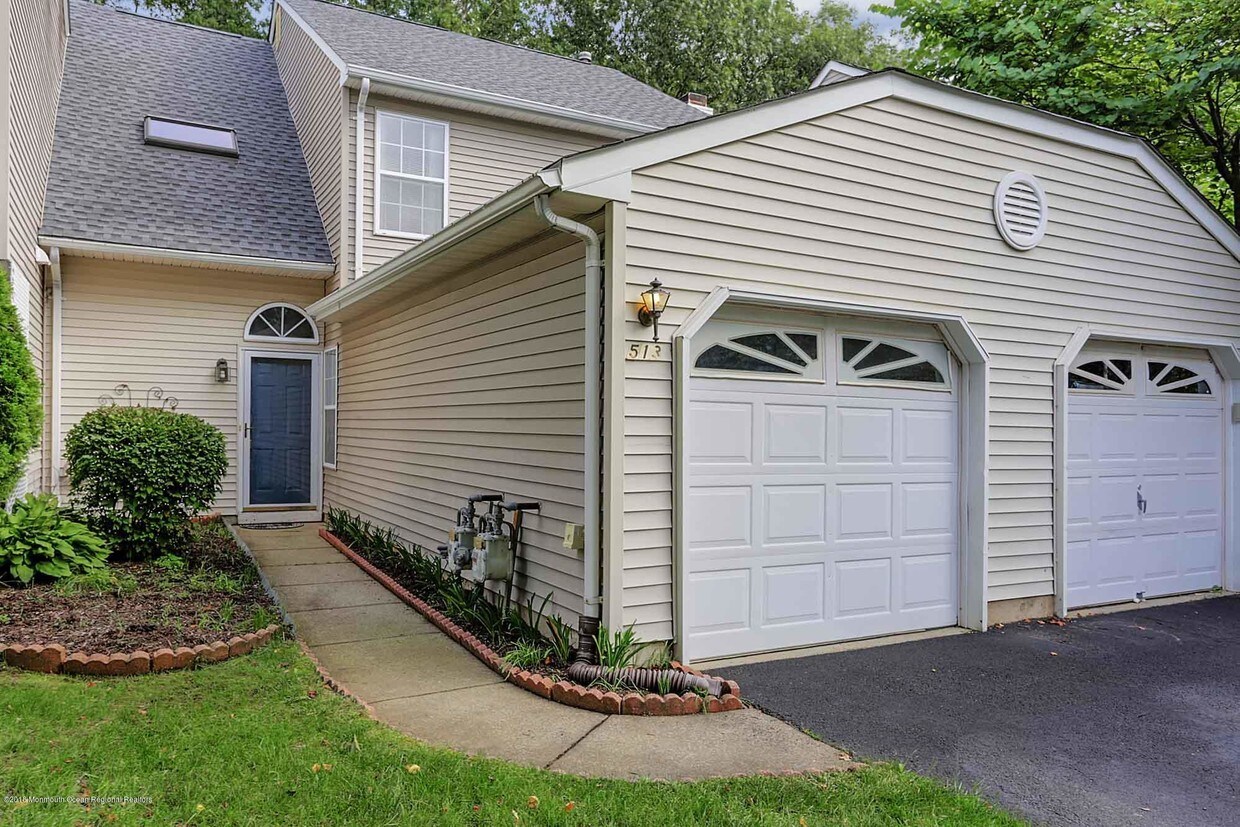 Primary Photo - 513 Woodbine Ln