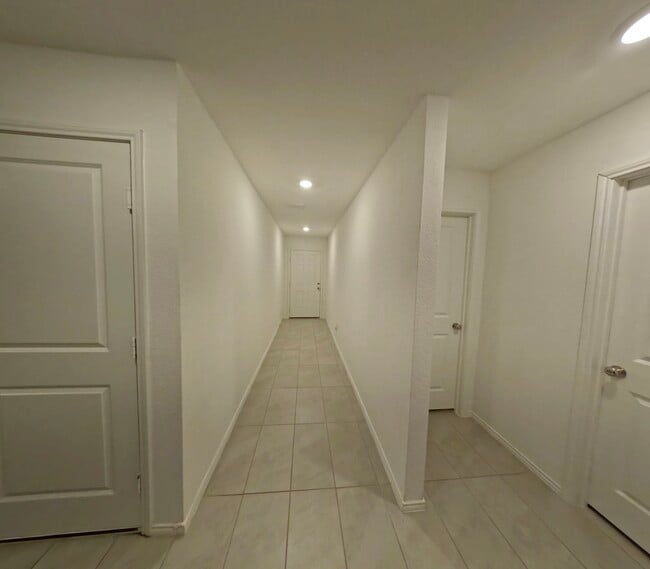 Building Photo - 2708 Starwater Dr