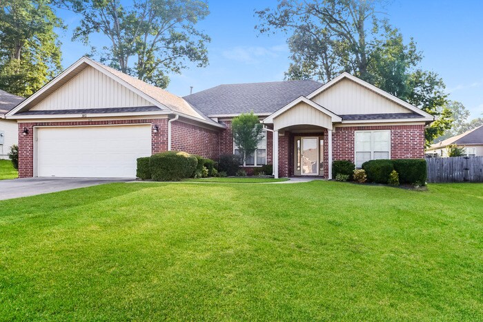 Primary Photo - Beautiful Benton 3 Bedroom