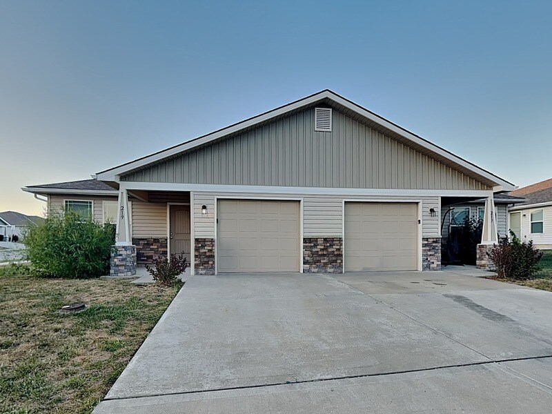 Foto principal - 219 SW Rose St