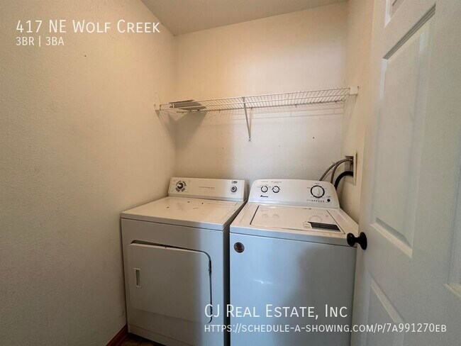 Building Photo - 417 NE Wolf Creek Dr