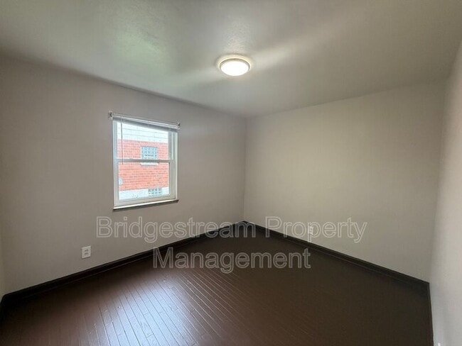 Building Photo - 211 N Cherrywood Ave
