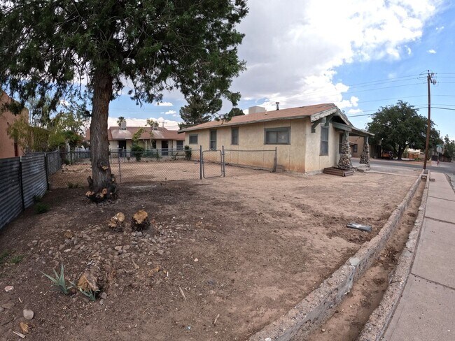 Building Photo - 702 N. Armijo
