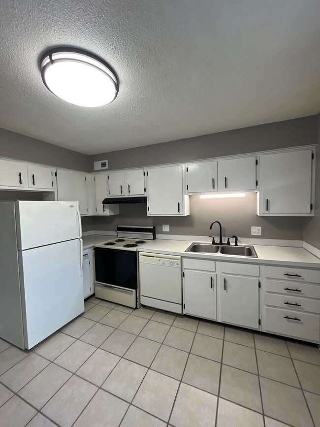 Building Photo - 5610 Salt Valley View