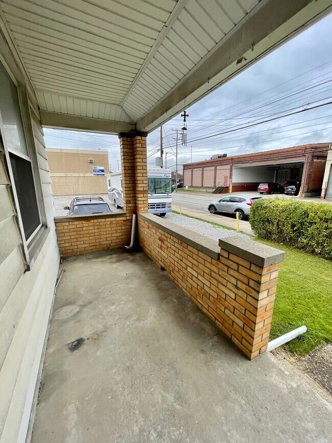 Building Photo - 710 4th Ave