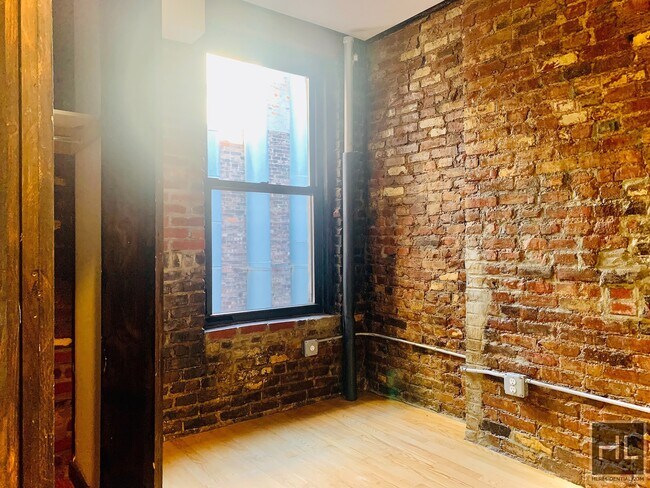 Building Photo - Great 3 bedroom apartment on East 11th Str...