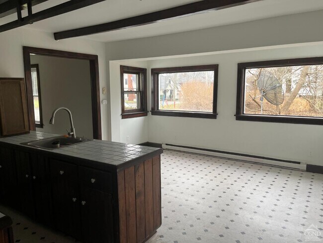Building Photo - 189 Maple Ave