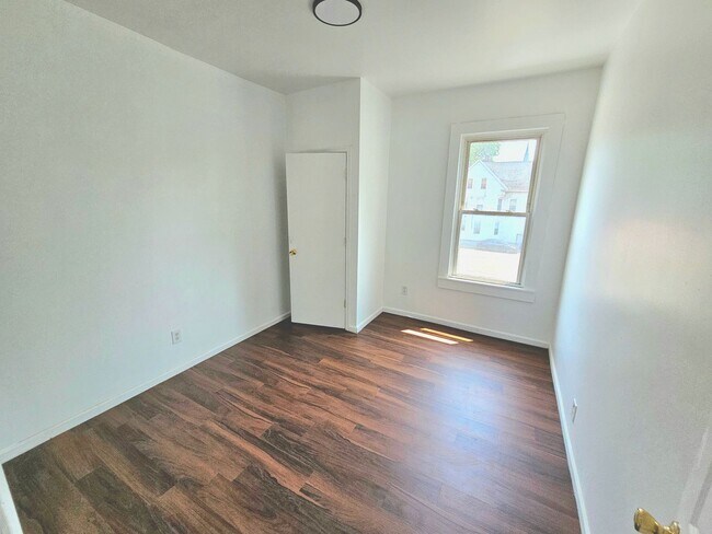 Building Photo - Spacious Multi-Family Apartments for Rent in the Heart of New Haven!