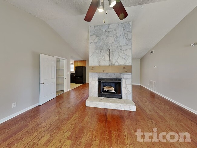 Building Photo - 414 River Point Dr