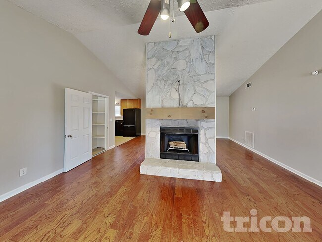 Foto del edificio - 414 River Point Dr