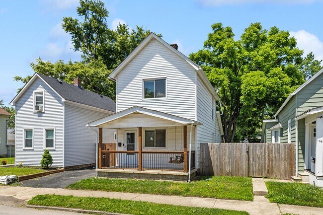 Foto del edificio - Charming 2-Bed, 1-Bath Home with Welcoming Front Porch – Great Columbus Location!