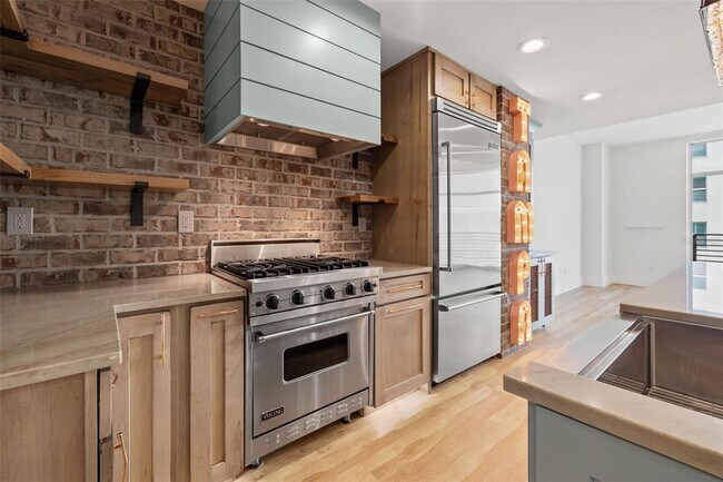 Building Photo - 1208 E Kennedy Blvd