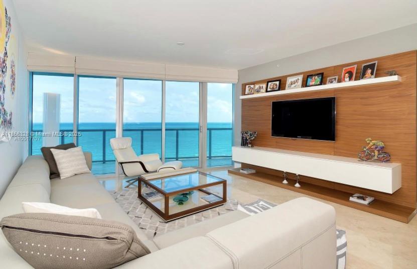 Foto principal - 17001 Collins Ave