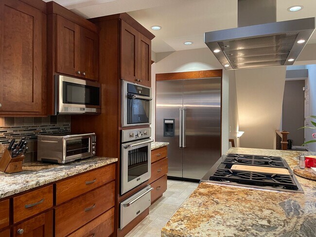Building Photo - Exquisite remodeled 3BR den, 2 1/2 bath ho...