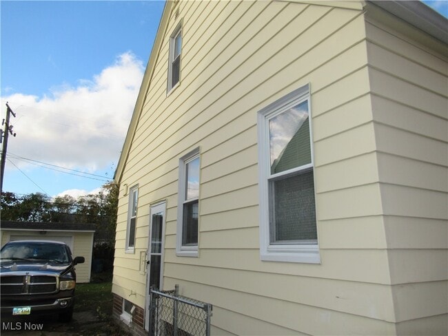 Foto del edificio - 12213 Mortimer Ave