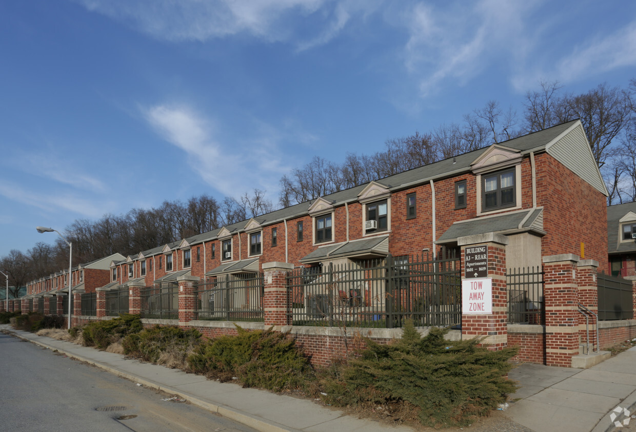 Primary Photo - Hillside Village