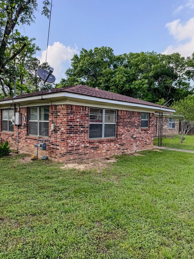 Foto del edificio - 109 Lakeway Dr