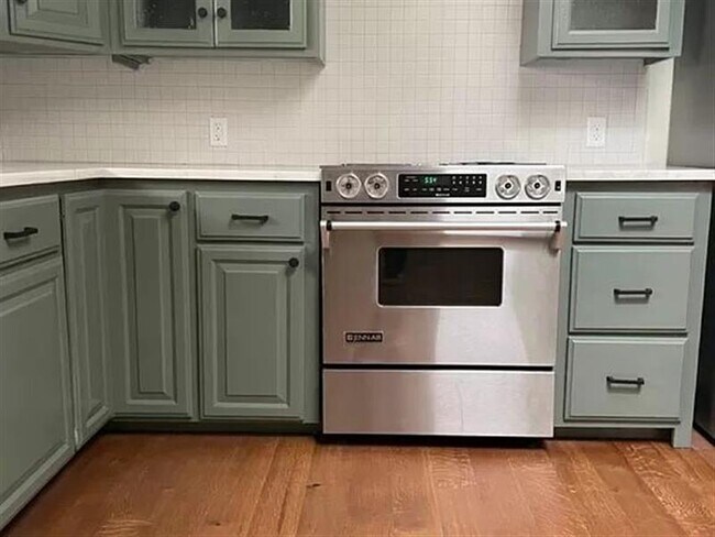 Building Photo - Welcoming Home