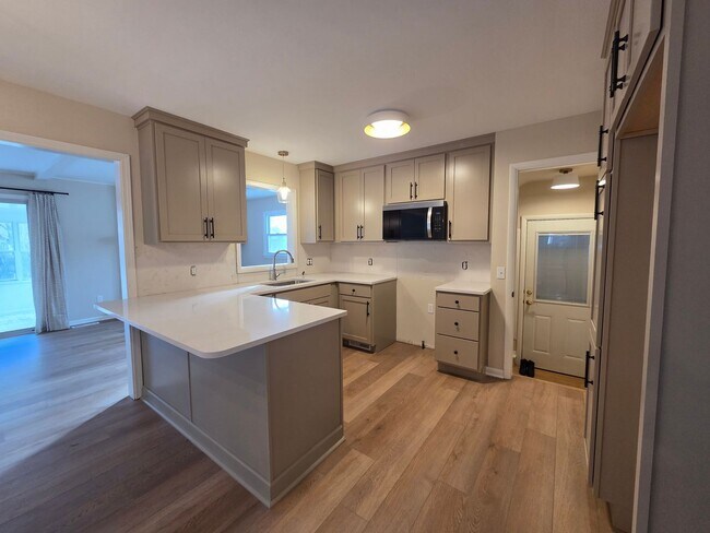 Foto del edificio - Beautiful 4 bedroom in Forest Hills