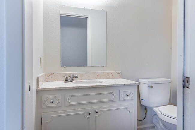 Foto del edificio - 805 Tully Rd