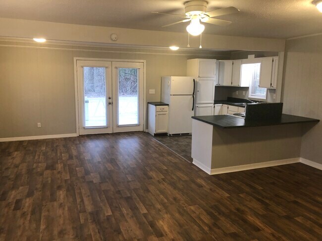 Sala de estar/comedor/cocina - 208 cagle rd