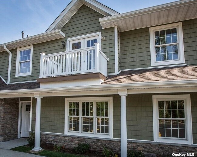 Building Photo - 170 W Montauk Hwy
