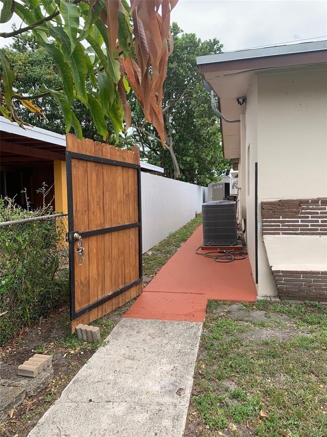 Foto del edificio - 3840 NW 176th St