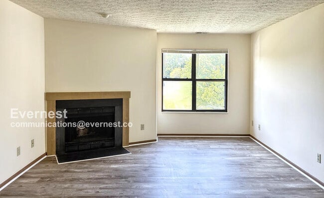 Building Photo - 2-Bedroom Condo with Laundry Hookups / Pet-Friendly / Available Now!