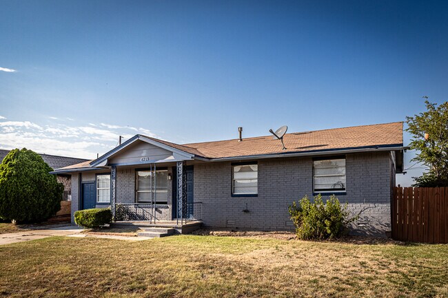 Building Photo - 4213 SW Summit Ave