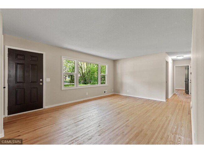 Building Photo - 530 Orchid Ln N