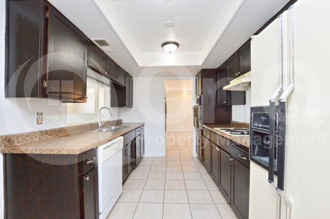 Foto del edificio - 2168 W Sharon Ave